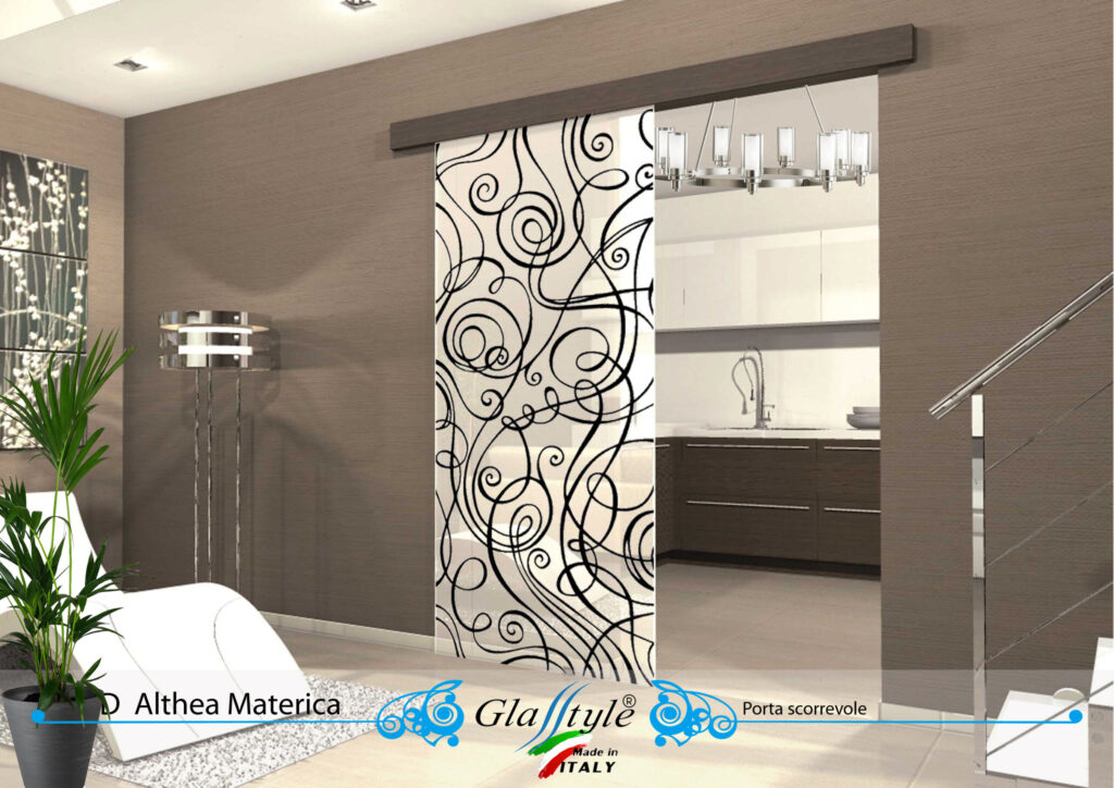 Porta scorrevole decorata con un'opera d'arte colorata in un ambiente interno.