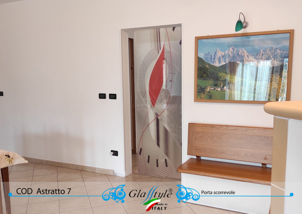Porta scorrevole decorata con un'opera d'arte colorata in un ambiente interno.