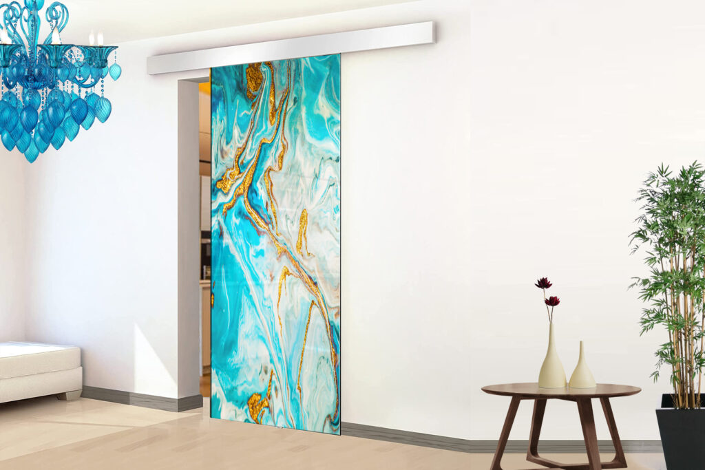 Porta scorrevole moderna con superficie azzurra decorata da un motivo astratto, caratterizzata da linee fluide e forme geometriche che creano un effetto visivo dinamico.