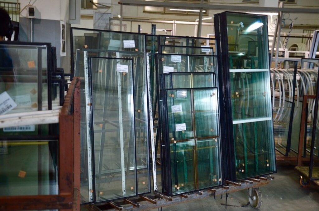 vetri, specchi, cristalli, vetri antisfondamento, vetrocamera, vetri stampati e barriere parafiato.