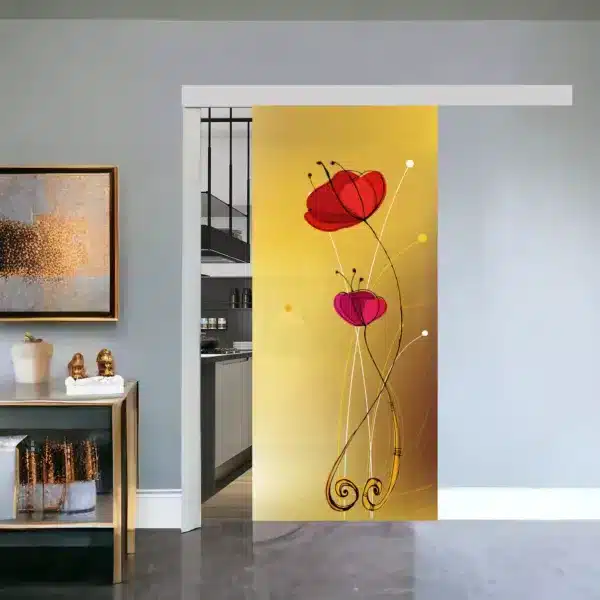 Foto di una porta in vetro scorrevole decorata con motivi estivi e fiori colorati, ideale per ambienti luminosi e freschi.