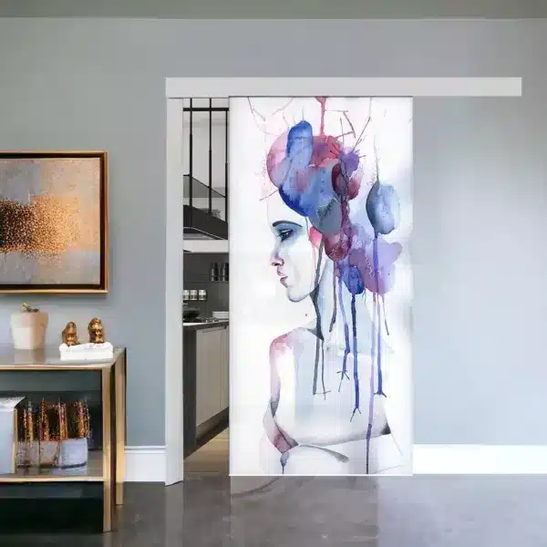 Porta in vetro scorrevole con design astratto di una figura femminile, colori vivaci e forme fluide.