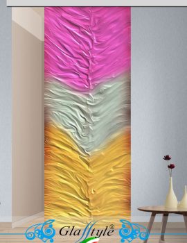 Porta scorrevole in vetro decorata con un'opera d'arte colorata in un ambiente interno.