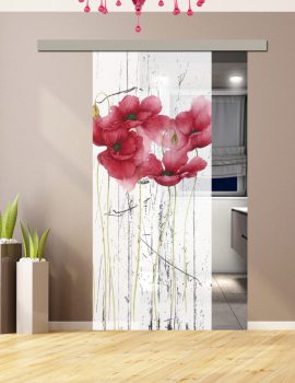 Porta scorrevole in vetro decorata con un'opera d'arte colorata in un ambiente interno.