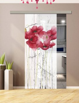 Porta scorrevole in vetro decorata con un'opera d'arte colorata in un ambiente interno.
