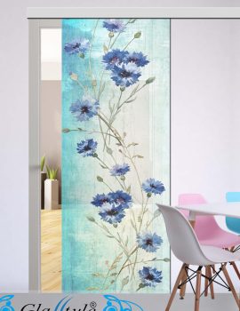 Porta scorrevole in vetro decorata con un'opera d'arte colorata in un ambiente interno. porta design d'autore 0027