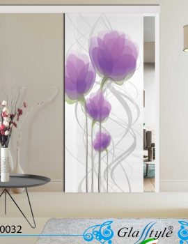 Porta scorrevole in vetro decorata con un'opera d'arte colorata in un ambiente interno.