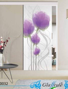 Porta scorrevole in vetro decorata con un'opera d'arte colorata in un ambiente interno.