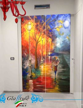 Porta scorrevole in vetro decorata con un'opera d'arte colorata in un ambiente interno.