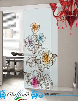 Porta scorrevole in vetro decorata con un'opera d'arte colorata in un ambiente interno.
