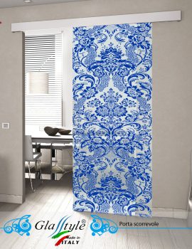 Porta scorrevole in vetro decorata con un'opera d'arte colorata in un ambiente interno.