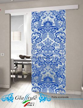 Porta scorrevole in vetro decorata con un'opera d'arte colorata in un ambiente interno.