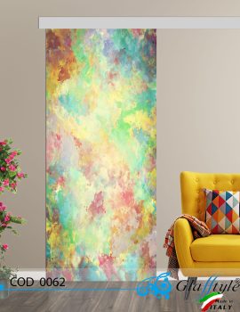 Porta scorrevole in vetro decorata con un'opera d'arte colorata in un ambiente interno.