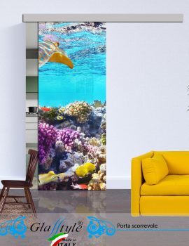 Porta scorrevole in vetro decorata con un'opera d'arte colorata in un ambiente interno.