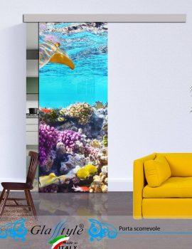Porta scorrevole in vetro decorata con un'opera d'arte colorata in un ambiente interno.