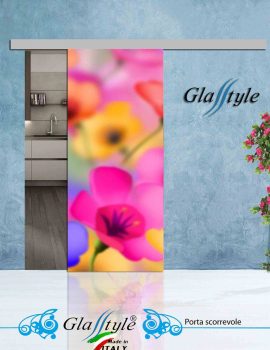 Porta scorrevole in vetro decorata con un'opera d'arte colorata in un ambiente interno.