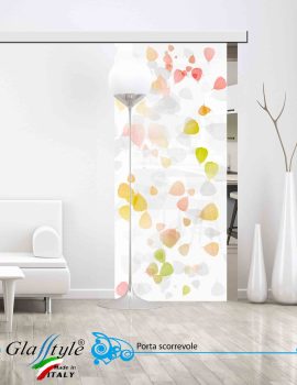 Porta scorrevole in vetro decorata con un'opera d'arte colorata in un ambiente interno.