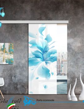 Porta scorrevole in vetro decorata con un'opera d'arte colorata in un ambiente interno.