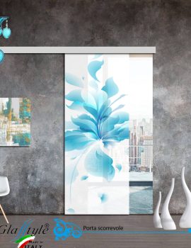 Porta scorrevole in vetro decorata con un'opera d'arte colorata in un ambiente interno.