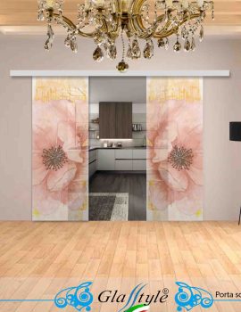 Porta scorrevole in vetro decorata con un'opera d'arte colorata in un ambiente interno.
