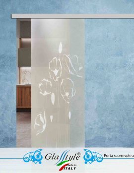 Porta scorrevole in vetro decorata con un'opera d'arte colorata in un ambiente interno.