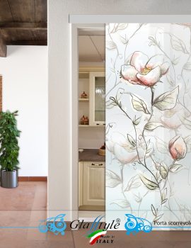 Porta scorrevole decorata con un'opera d'arte colorata in un ambiente interno.
