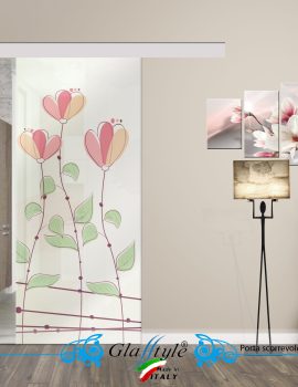 Porta scorrevole decorata con un'opera d'arte colorata in un ambiente interno.