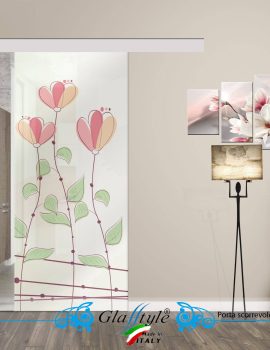 Porta scorrevole decorata con un'opera d'arte colorata in un ambiente interno.