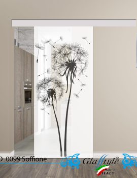 Porta scorrevole decorata con un'opera d'arte colorata in un ambiente interno.