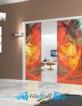 Porta scorrevole decorata con un'opera d'arte colorata in un ambiente interno.