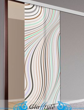 Porta scorrevole in vetro decorata con un'opera d'arte colorata in un ambiente interno.
