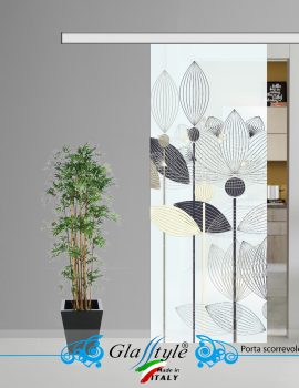 Porta scorrevole decorata con un'opera d'arte colorata in un ambiente interno.