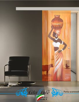 Porta scorrevole decorata con un'opera d'arte colorata in un ambiente interno.