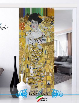 Porta scorrevole decorata con un'opera d'arte colorata in un ambiente interno.