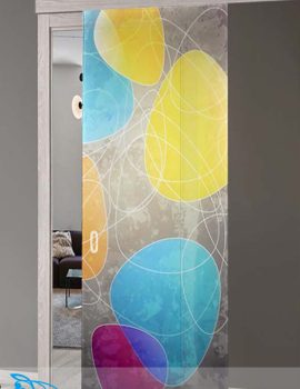 Porta scorrevole decorata con un'opera d'arte colorata in un ambiente interno. Astratto 10 porta a vetro scorrevole