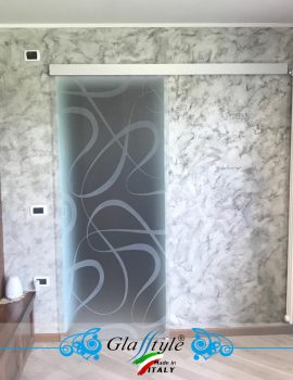 Porta scorrevole decorata con un'opera d'arte colorata in un ambiente interno. Porta in vetro scorrevole acidato flora