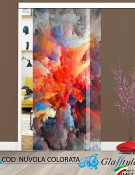 Porta scorrevole decorata con un'opera d'arte colorata in un ambiente interno.