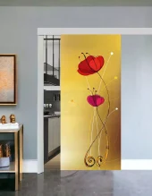 Foto di una porta in vetro scorrevole decorata con motivi estivi e fiori colorati, ideale per ambienti luminosi e freschi.