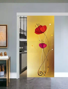 Foto di una porta in vetro scorrevole decorata con motivi estivi e fiori colorati, ideale per ambienti luminosi e freschi.