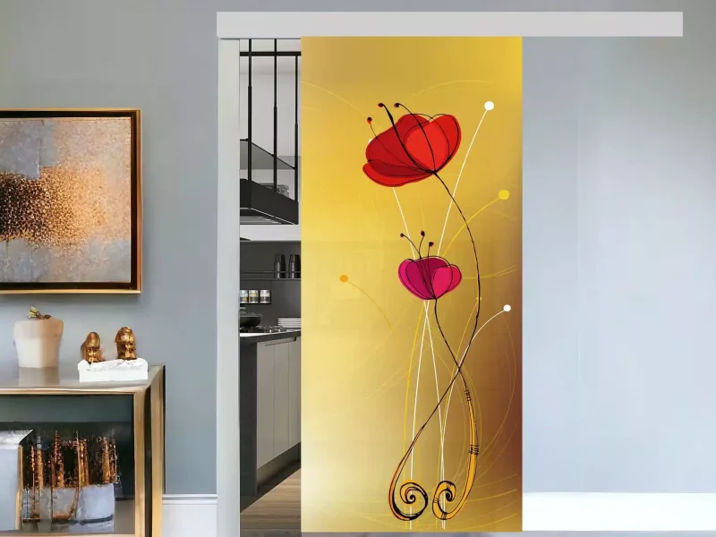 Foto di una porta in vetro scorrevole decorata con motivi estivi e fiori colorati, ideale per ambienti luminosi e freschi.