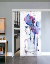 Porta in vetro scorrevole con design astratto di una figura femminile, colori vivaci e forme fluide.