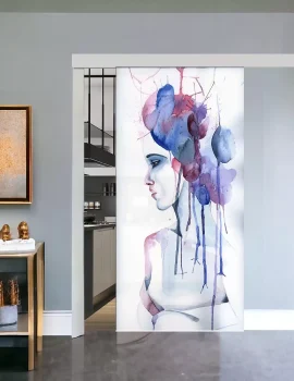 Porta in vetro scorrevole con design astratto di una figura femminile, colori vivaci e forme fluide.