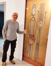 Foto di una porta in vetro stratificato con motivi geometrici e linee audaci, dal design tribù, che unisce stile e funzionalità.