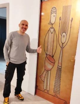 Foto di una porta in vetro stratificato con motivi geometrici e linee audaci, dal design tribù, che unisce stile e funzionalità.