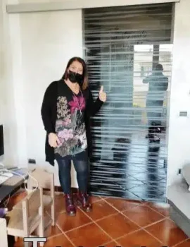 porta vetro trasparente scorrevole sul muro con disegno karen
