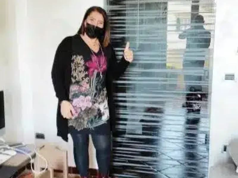 porta vetro trasparente scorrevole sul muro con disegno karen