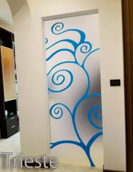 Porta scorrevole in vetro decorata con un'opera d'arte colorata in un ambiente interno.