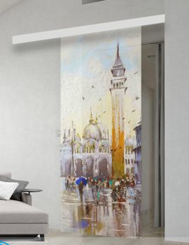 Porta scorrevole in vetro decorata con un'opera d'arte colorata in un ambiente interno.