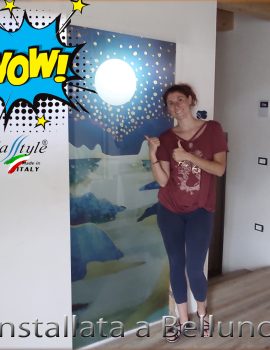 Porta in vetro stratificato con un raffinato design interno, ideale per ambienti moderni.