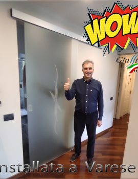 Porta in vetro stratificato con un elegante design interno di fiori rossi, ideale per aggiungere un tocco di stile a qualsiasi ambiente.